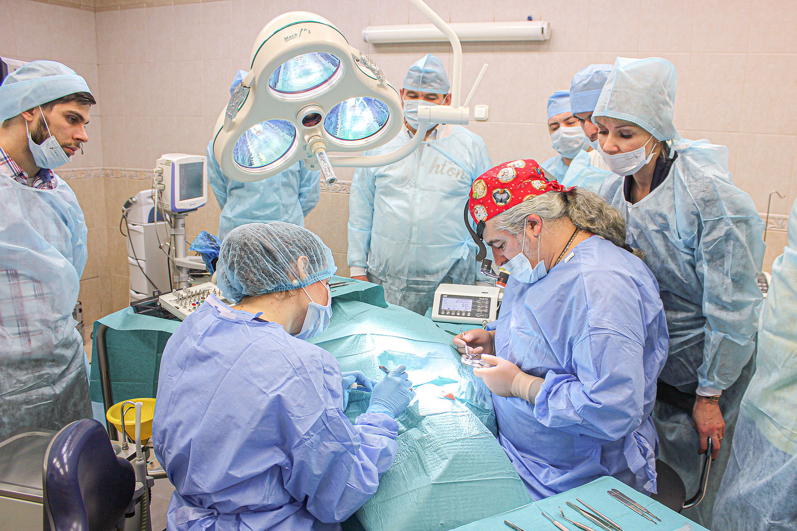 Операция по имплантации зубов. Мастер-класс показывает врач-хирург Илья Фридман, г. Москва