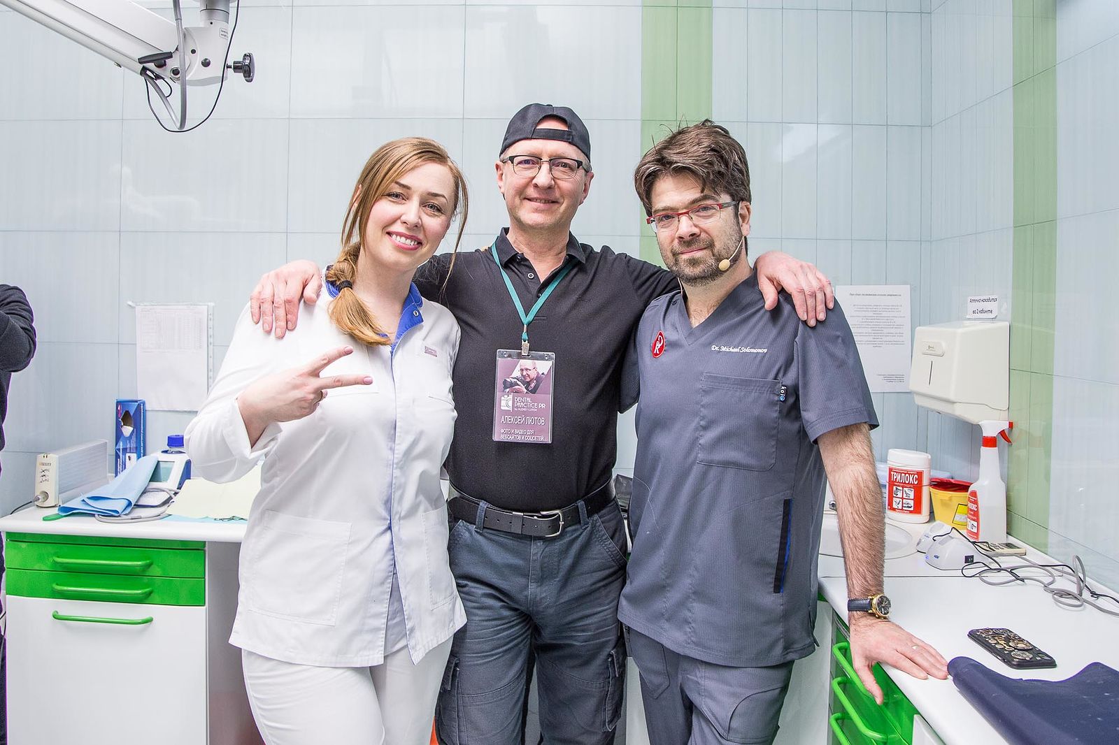 Фотограф Алексей Лютов (в центре) с коллегами: Михаилом Соломоновым (справа)и Тали Гольдберг (слева)